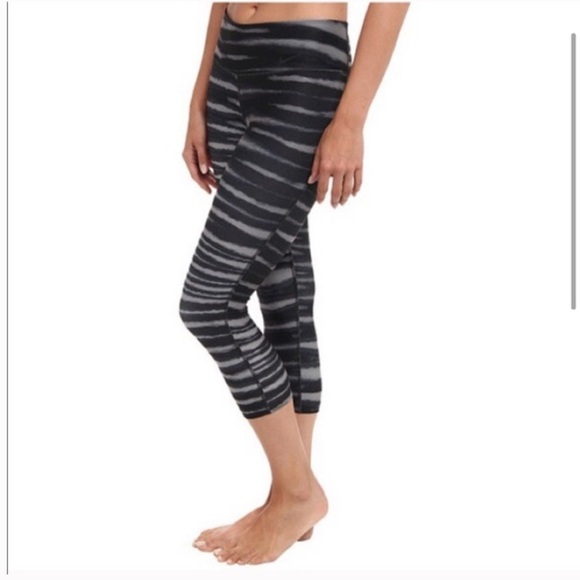 Nike Recycled Dri - Fit Black and Gray Tiger Stripe Capri Leggings. Size M - Picture 2 of 14